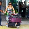 Fernanda Lima desembarca no aeroporto Santos Dumont cheia de malas, em 1 de fevereiro de 2013