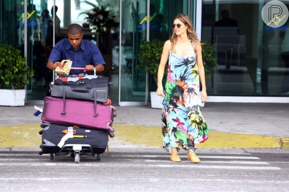 Fernanda Lima escolhe vestido colorido para viajar