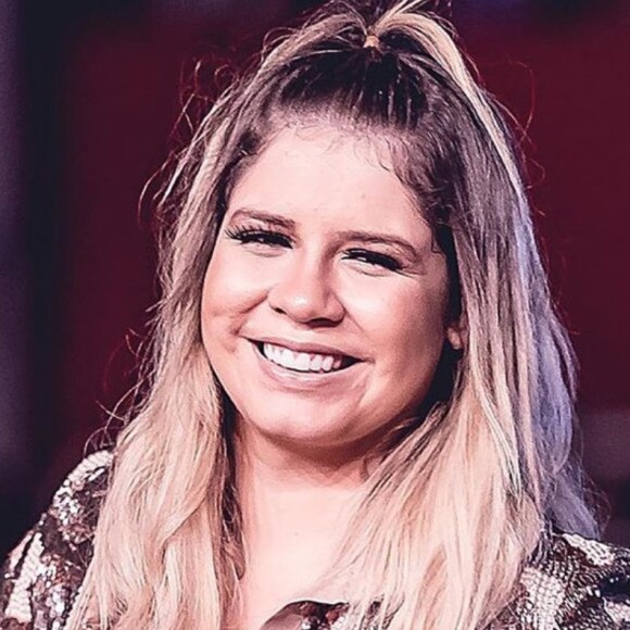 Marília Mendonça valoriza corpo enxuto em vestido com decote para show