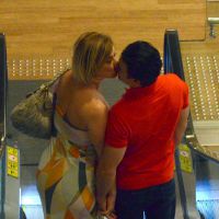 Claudia Raia, de 'Alto Astral', e o namorado trocam beijos em shopping do Rio
