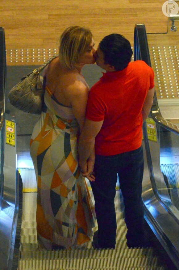 Claudia Raia troca beijos com o namorado Jarbas Homem de Mello em shoppping no Rio neste domingo, 2 de novembro de 2014