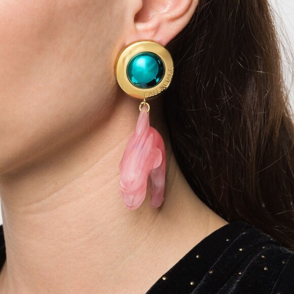 Bruna Marquezine usou brinco de boto rosa da Balenciaga