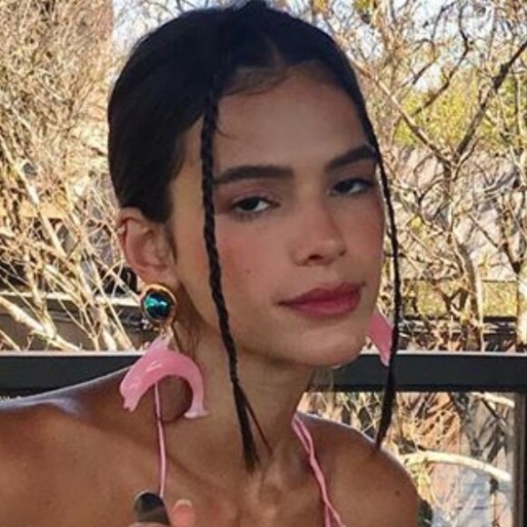 Bruna Marquezine aposta em brincos de boto rosa em viagem de 25 anos