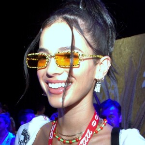 Bruna Marquezine usou par de brincos com pingentes de pets no Carnaval em Salvador, em 2020