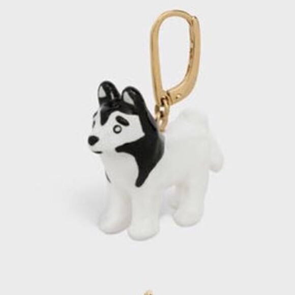 Brinco com minipingentes de cachorro e gato é da marca de luxo francesa Céline