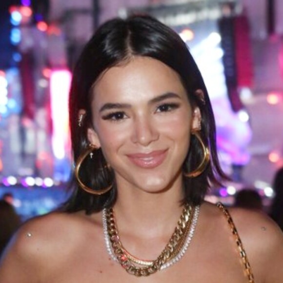 Bruna Marquezine combina look prata com argola torcida em bronze no Rock in Rio de 2019