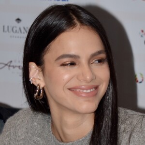 Bruna Marquezine combinou argola Balenciaga com look de lã total cinza