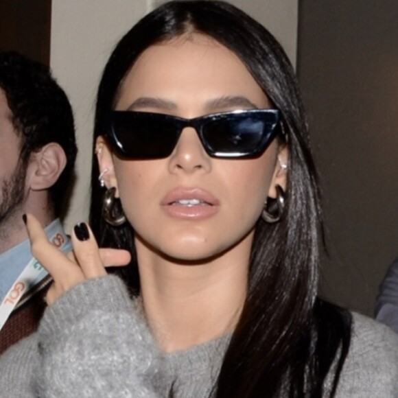 Bruna Marquezine usa argola pequena da Balenciaga no Festival de Gramado, em 2019