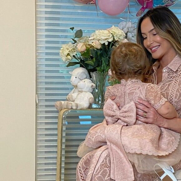 Claudia Leitte combina look com a filha em aniversário de 1 ano de Bela