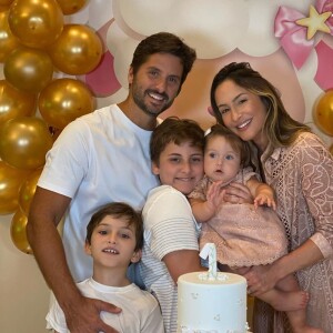 Claudia Leitte comemora 1 ano da filha, Bela, com a família
