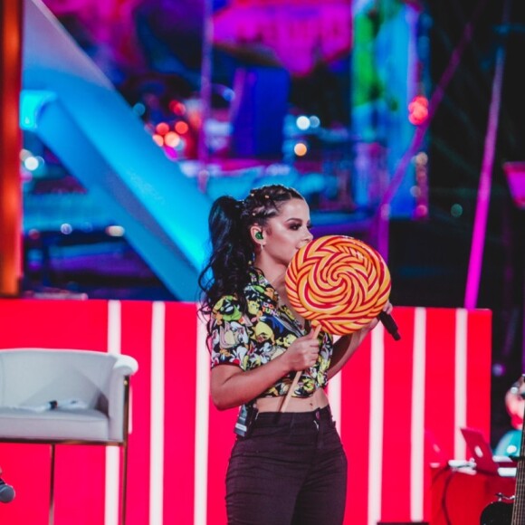 Maraisa deixa barriga de fora em look de live