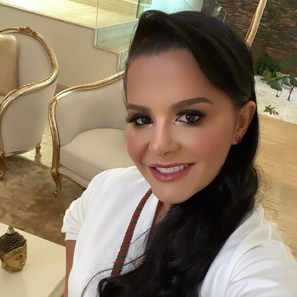 Maraisa posa com look branco e make