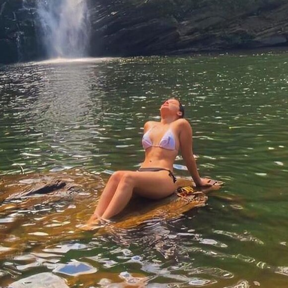 Maraisa exibe barriga chapada ao posar em cachoeira