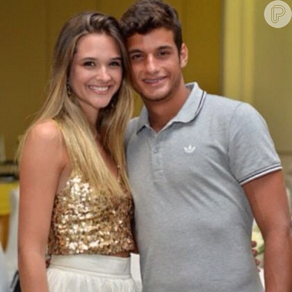 Segundo uma fonte do Purepeople, ela voltou a namorar o jogador Guilherme Costa, com quem havia terminado oficialmente em abril de 2013
