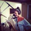 Isis Valverde publica foto em estúdio de gravação finalizando o longa-metragem 'Faroeste Caboclo', nesta sexta-feira, 1º de março de 2013