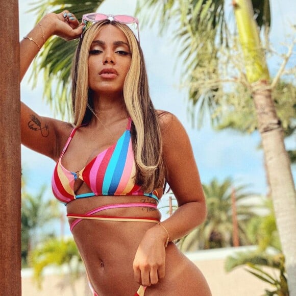 Anitta clareou as mechas frontais do cabelo e apareceu em fotos novas no Instagram