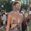 A modelo Taylor Hill combinou estampa de vestido com máscara para se proteger da covid-19 durante Festival de Veneza 2020