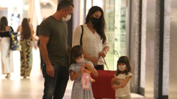 Malvino Salvador e Kyra Gracie passeiam em shopping com filhas e exibem sacola