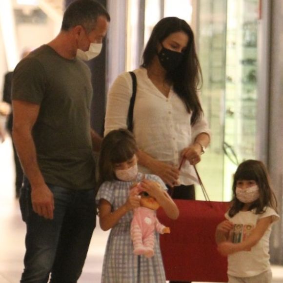 Malvino Salvador passeia com mulher, Kyra Gracie, em shopping no Rio de Janeiro