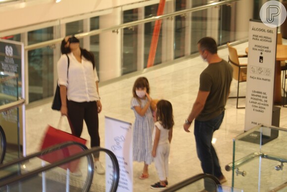 Malvino Salvador e Kyra Gracie passeiam com as filhas em shopping no Rio de Janeiro