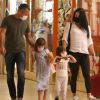 Malvino Salvador e Kyra Gracie se divertem com as filhas em shopping no Rio de Janeiro