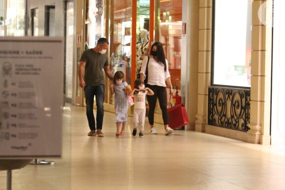 Malvino Salvador e Kyra Gracie se divertem com as filhas em shopping no Rio de Janeiro