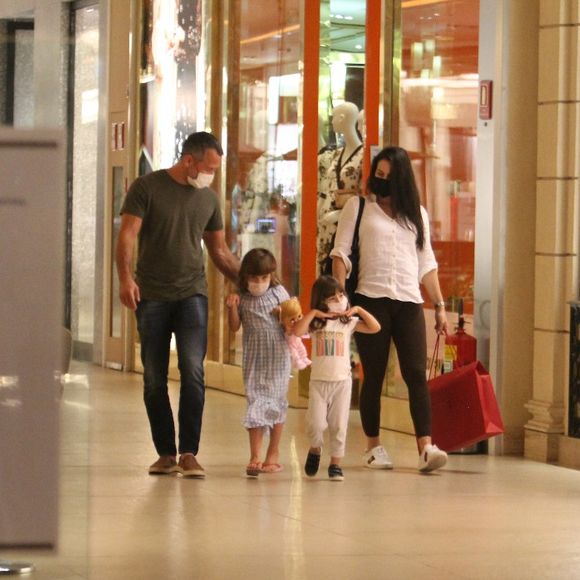 Malvino Salvador e Kyra Gracie se divertem com as filhas em shopping no Rio de Janeiro