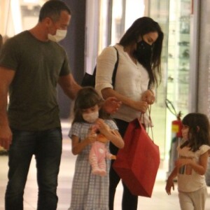 Malvino Salvador se diverte com Kyra Gracie e filhas em shopping no Rio de Janeiro