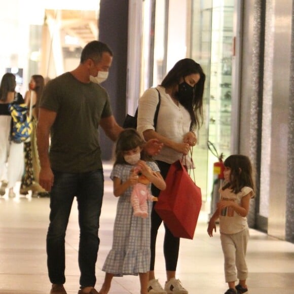 Malvino Salvador se diverte com Kyra Gracie e filhas em shopping no Rio de Janeiro