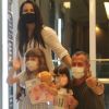 Na gravidez, Kyra Gracie passeia com filhas e Malvino Salvador em shopping no Rio de Janeiro