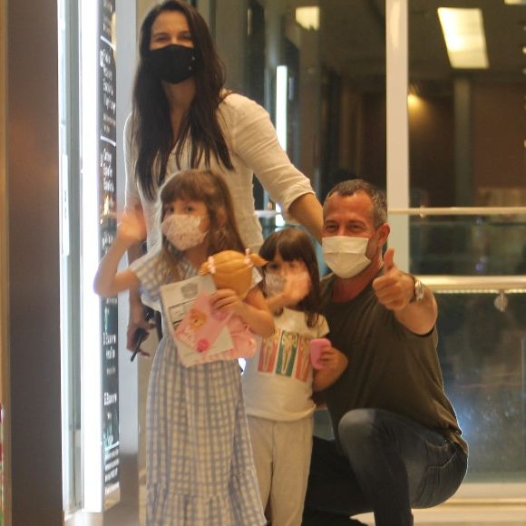 Na gravidez, Kyra Gracie passeia com filhas e Malvino Salvador em shopping no Rio de Janeiro