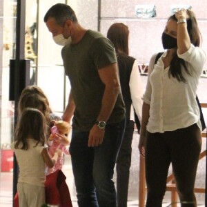 Na gravidez, Kyra Gracie passeia com as filhas em loja