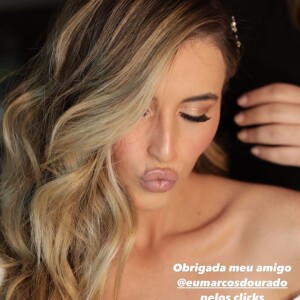 Lorena Carvalho apostou em penteado lateral e maquiagem com cílios longos e sombra em tons terrosos