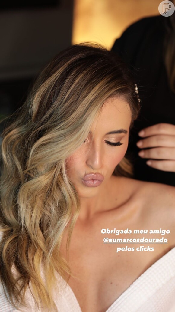 Lorena Carvalho apostou em penteado lateral e maquiagem com cílios longos e sombra em tons terrosos
