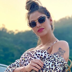 Andressa Suita posou de maiô animal print e ganhou um elogio de Gusttavo Lima