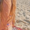 Larissa Manoela posa de biquíni em dia de praia