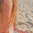 Larissa Manoela posa de biquíni em dia de praia