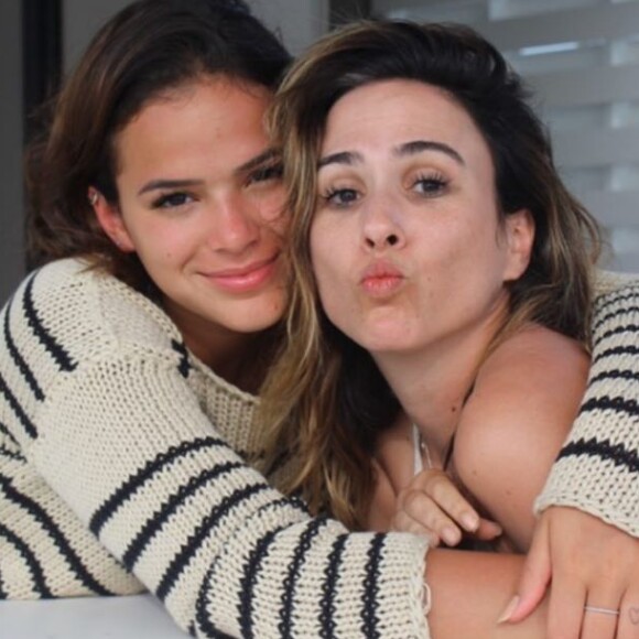 Bruna Marquezine troca declarações com Tatá Werneck em foto