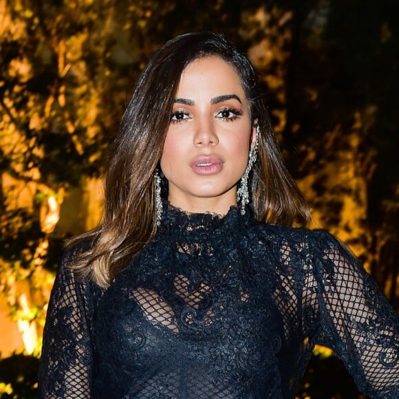 Anitta reagiu ao ver que no dicionário 'patroa' e 'patrão' tem significados bem diferentes: 'Patroa é o feminino de patrão. É dona e proprietária do que eu quiser'