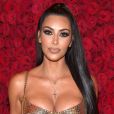 Kim Kardashian aposta na tendência half-ponytail, mais conhecido como meio rabo de cavalo preso