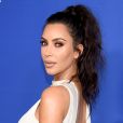 Kim Kardashian investe em rabo de cavalo alto 'podrinho', com fios desconctados