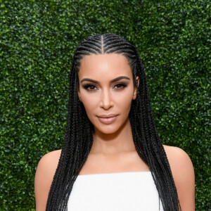Kim Kardashian foi acusada de apropriação cultural ao usar tranças fulani em premiação da MTV, em 2018