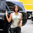 Kim Kardashian inova com lace em corte chanel