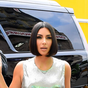 Kim Kardashian inova com lace em corte chanel