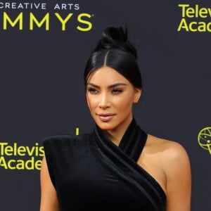 Kim Kardashian aposta em coque alto despojado