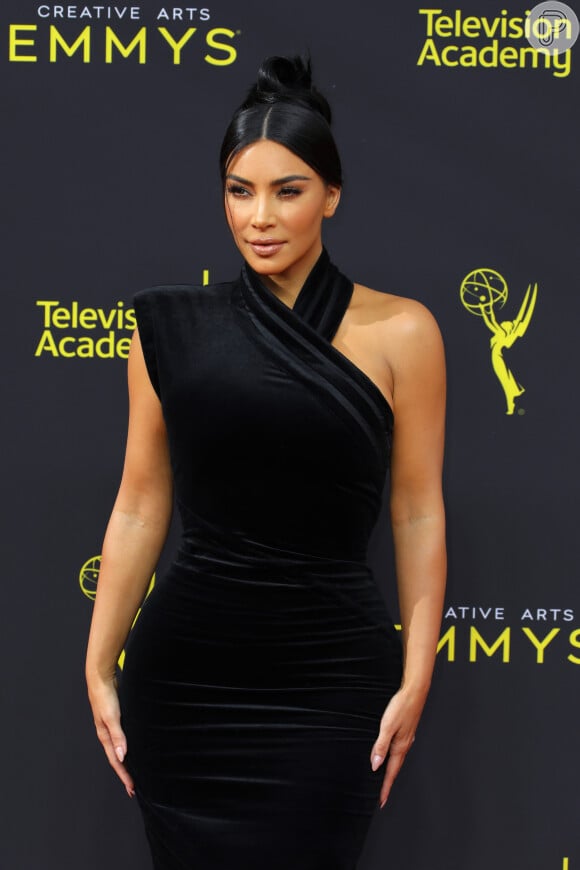 Kim Kardashian aposta em coque alto despojado