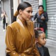 Kim Kardashian exibe rabo de cavalo baixo, com fios ultralongos, e aspecto polido