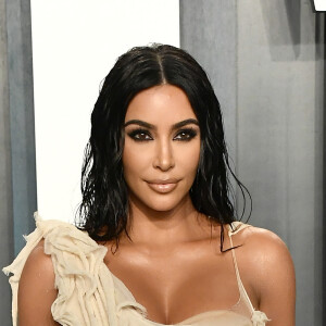 Kim Kardashian investe na tendência wet, ou fios com aspecto molhado