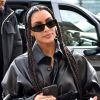 Kim Kardashian causou polêmica ao adotar tranças no estilo box ao visual
