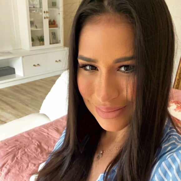 Simone corta o cabelo em casa